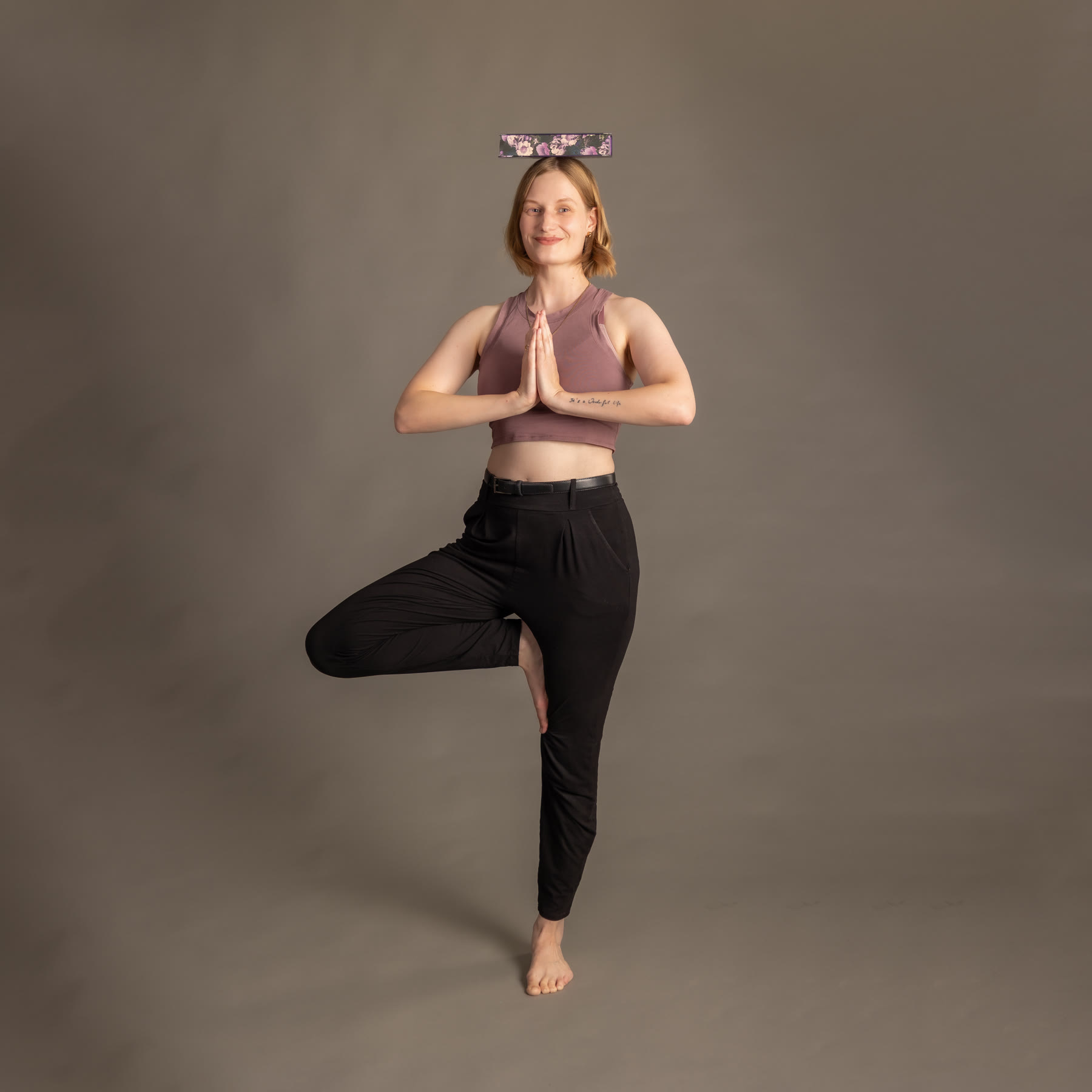 Constanze Buttmann im Yoga-Baum, ein Buch auf dem Kopf balancierend